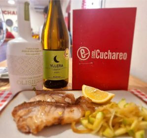 plato de comida con vino y carta de restaurante